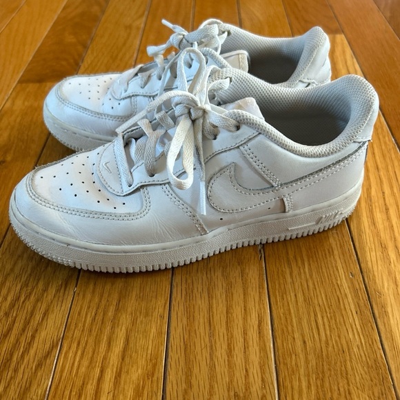 Nike Air Force One Sneaker Tennis Shoes Boys Girls Size 2 Youth Lace Up White - Picture 3 of 8